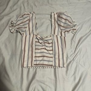 slight cropped blouse, off white striped